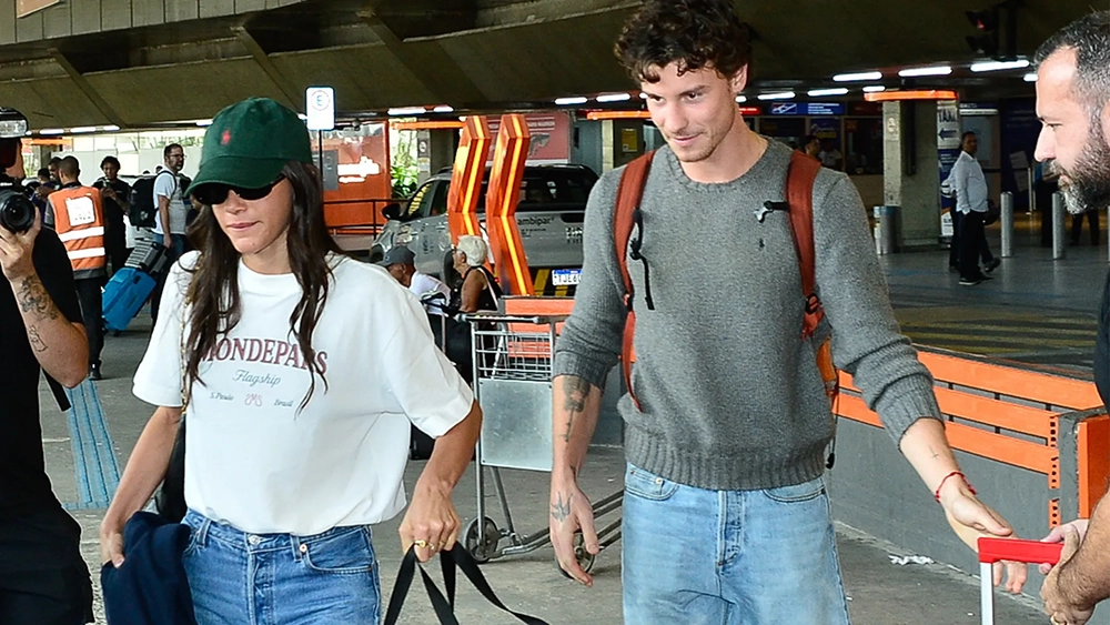 Photo of Shawn Mendes and Bruna Marquesine in airport