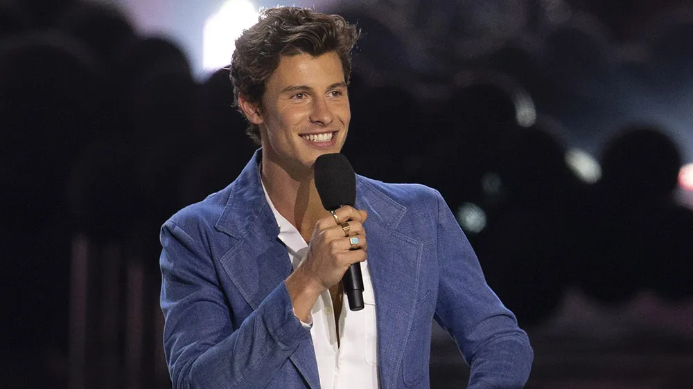 Photo of Shawn Mendes in blue suit at the Juno awards