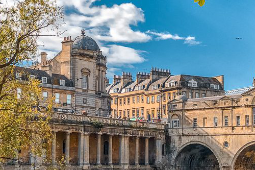 Photo of the Osaka Castle and other surrounding buildings