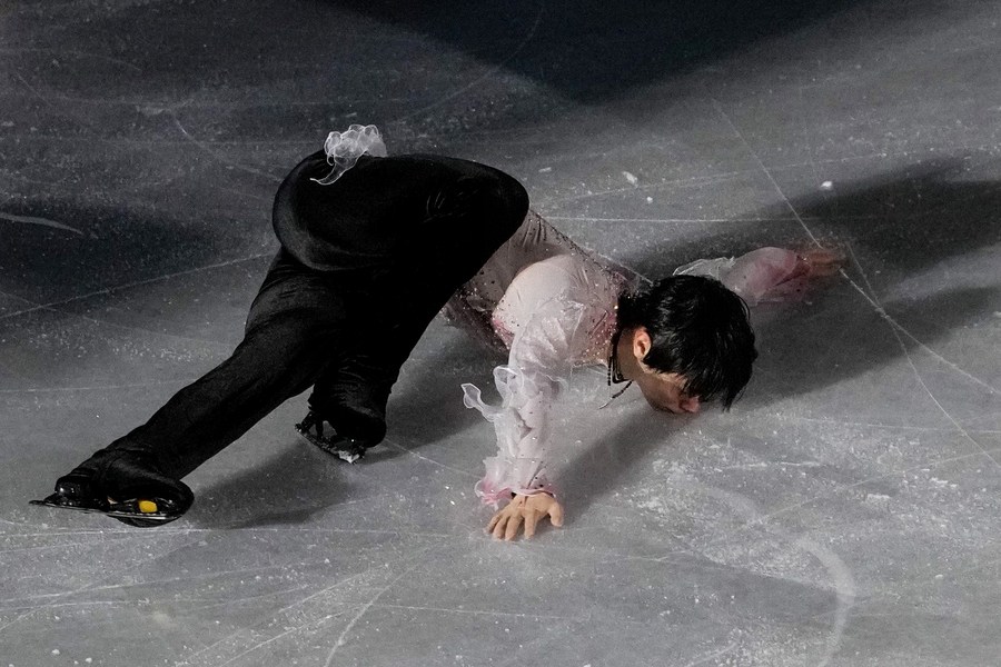 picture of yuzuro hanyu figure skating