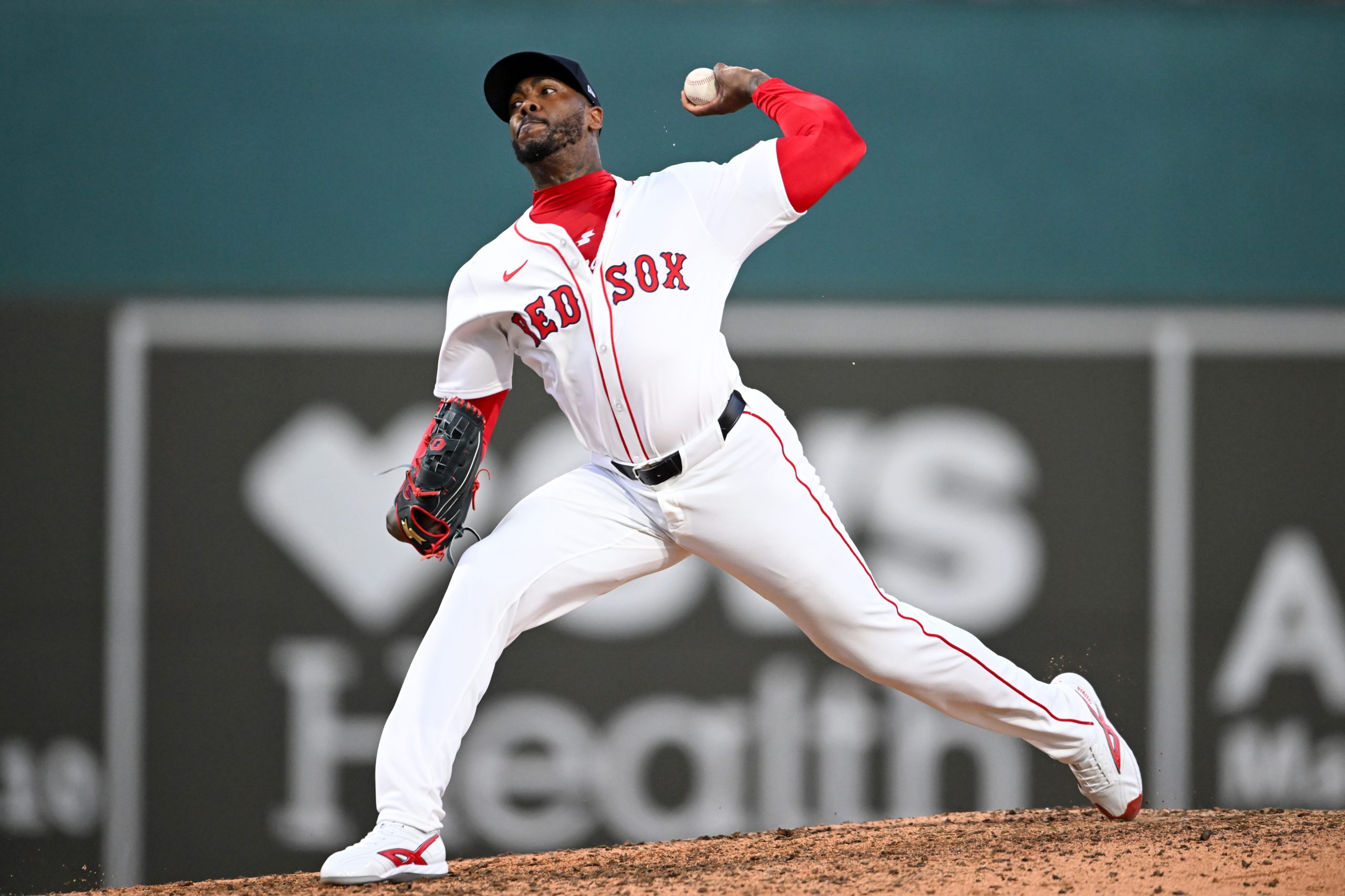 Chapman throwing a pitch