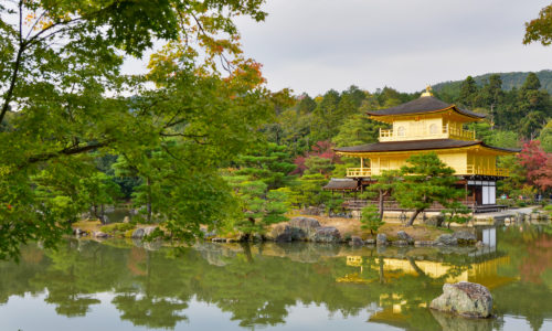 Photo of a pond with a house in Kyoto