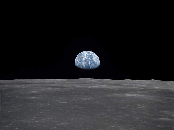 Picture of the earth from the moon